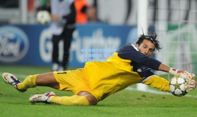 哈基米带伤驾电动代步车亮相颁奖礼 勇夺非洲足球先生殊荣