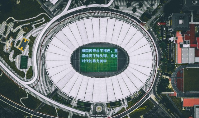 绿茵传奇永不褪色，重温维阿子弹头球，定义时代的暴力美学