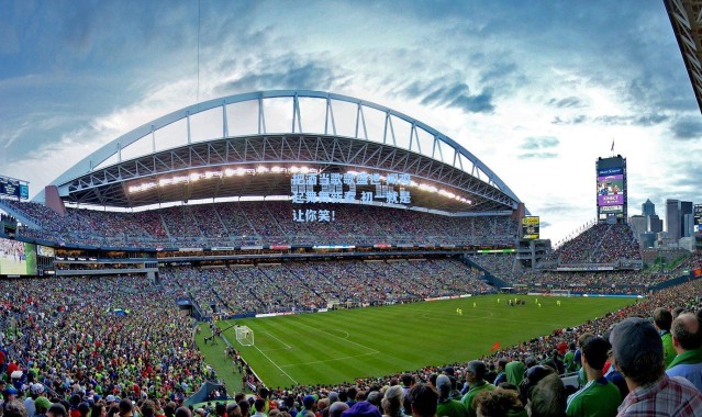 把酒当歌歌盛世 闻鸡起舞舞新春 初一就是让你笑！