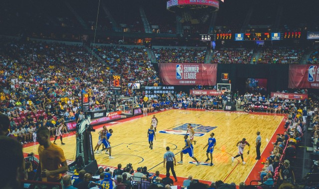 双加时鏖战！湖人险胜勇士，詹姆斯关键三分锁定胜局