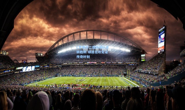 C罗梅开二度助球队逆转胜利 球迷狂欢见证传奇时刻